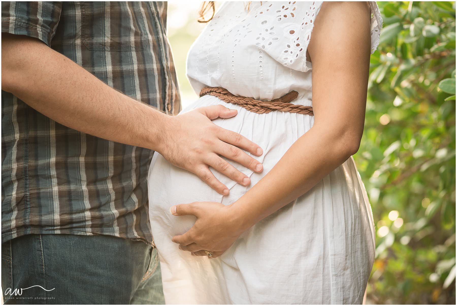Outdoor maternity photography session.