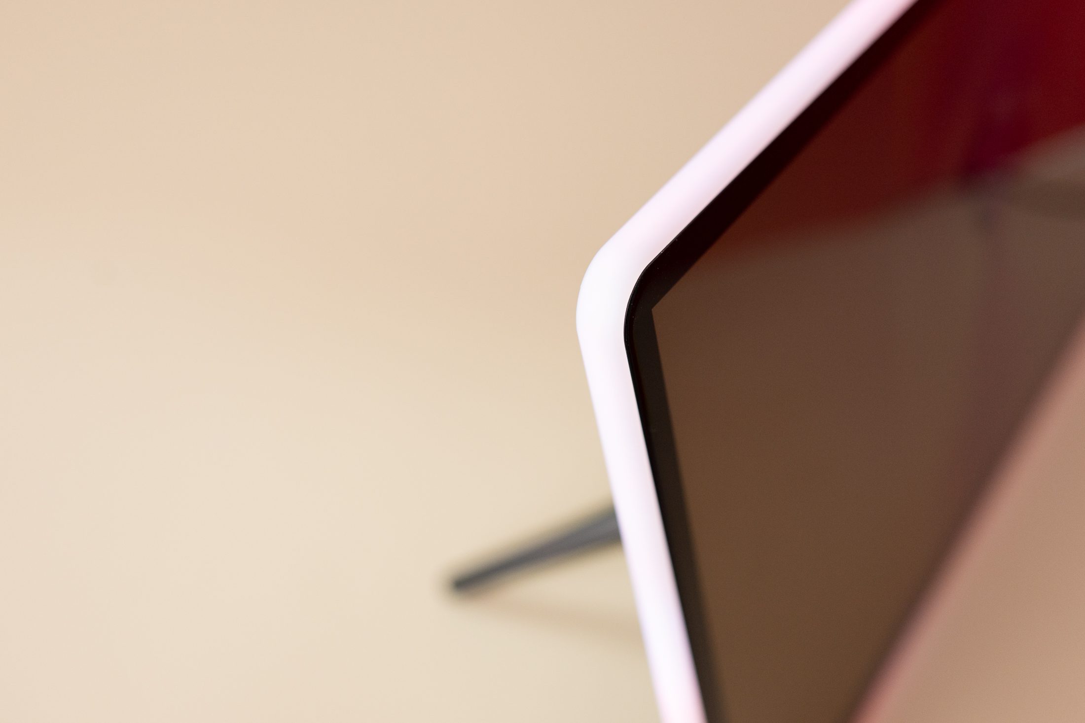 the side light of the apolosign neon photoframe in pink